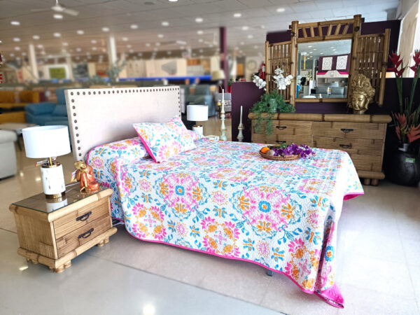 COMPOSICIÓN DORMITORIO BAMBU: MESITAS, CÓMODA Y ESEJO