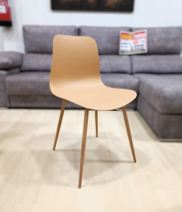 SILLA POLIPROPILENO CON PATA METÁLICA